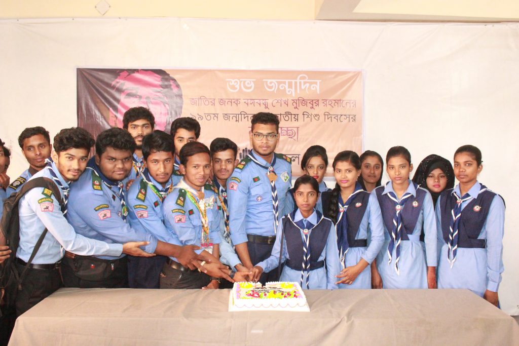 গুরুকুলে জাতির জনক বঙ্গবন্ধুর জন্মদিনে রোভার স্কাউট এর সদস্যদের একাংশ-A Part of the members of the Rover Scout on the occasion of Bangabandhu's birthday