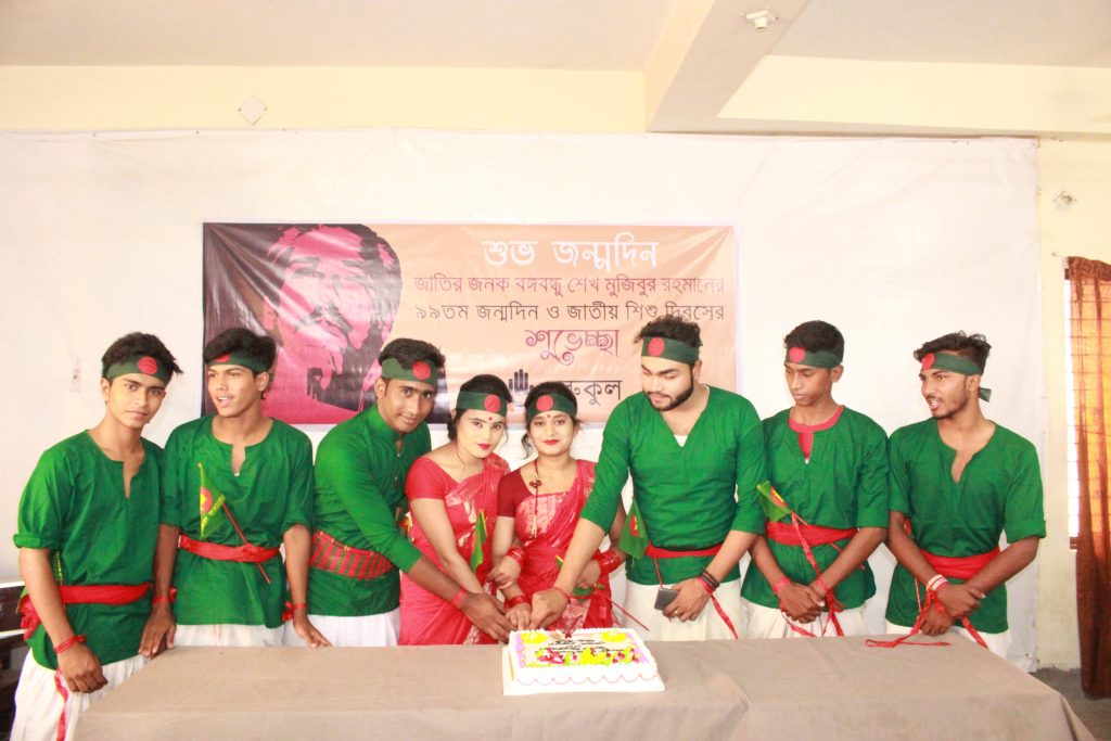 গুরুকুলে জাতির জনক বঙ্গবন্ধুর জন্মদিনে কালচারাল ক্লাবের সদস্যদের একাংশ-A Part of the members of the cultural club on the occasion of Bangabandhu's birthday