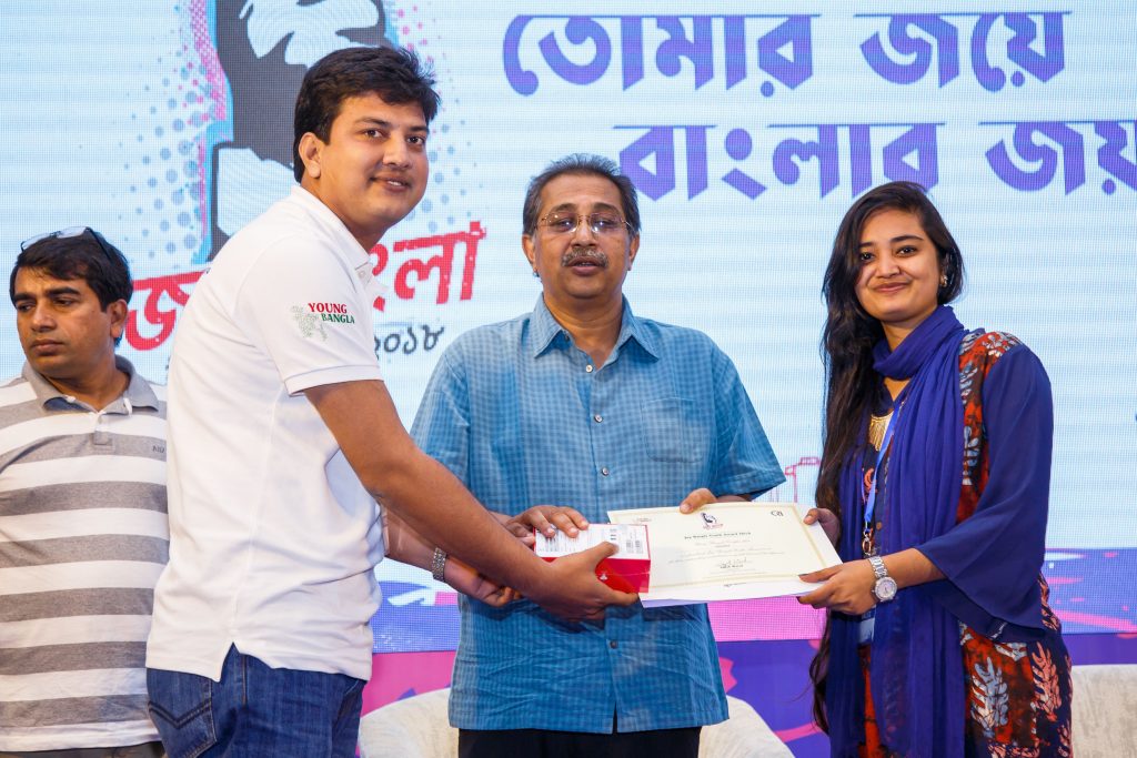 জয় বাংলা ইয়ুথ অ্যাওয়ার্ড ২০১৮ পেল গুরুকুল 4 জয় বাংলা ইয়ুথ অ্যাওয়ার্ড ২০১৮ পেল সুফি ফারুকের প্রতিষ্ঠান গুরুকুল। সিআরআই এর নির্বাহী পরিচালক সাব্বির বিন শামস এর হাত থেকে পুরস্কারের সার্টিফিকেট গ্রহণ করছেন গুরুকুলের শিক্ষক আবদুল্লাহ আল মাসুম ও জান্নাতুল শোভা।