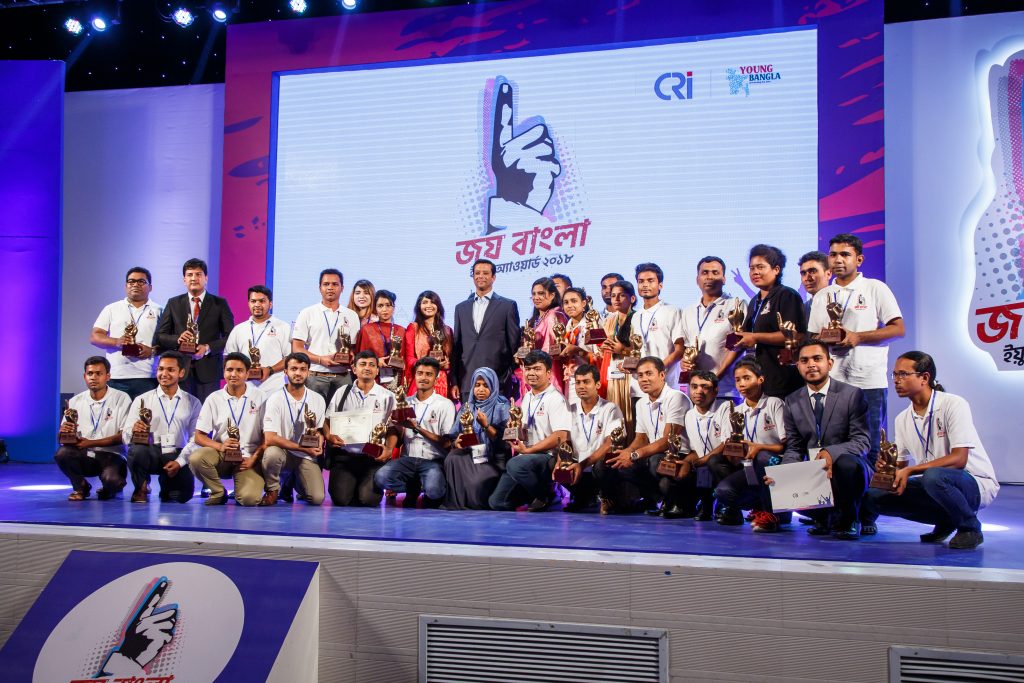 জয় বাংলা ইয়ুথ অ্যাওয়ার্ড ২০১৮ পেল গুরুকুল 2 জয় বাংলা ইয়ুথ অ্যাওয়ার্ড ২০১৮ পেল সুফি ফারুকের প্রতিষ্ঠান গুরুকুল। মাননীয় প্রধানমন্ত্রীর তথ্য প্রযুক্তি বিষয়ক উপদেষ্টা জনাব সজীব ওয়াজেদ জয় এর সাথে পুরস্কার বিজয়ীদের সাথে গুরুকুলের শিক্ষক আবদুল্লাহ আল মাসুম।