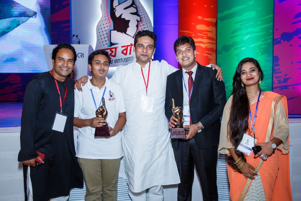 জয় বাংলা ইয়ুথ অ্যাওয়ার্ড ২০১৮ পেল গুরুকুল 3 জয় বাংলা ইয়ুথ অ্যাওয়ার্ড ২০১৮ পেল সুফি ফারুকের প্রতিষ্ঠান গুরুকুল। পুরস্কার গ্রহনের পরে গুরুকুল প্রমুখ সুফি ফারুকের সাথে জনপ্রিয় অভিনেতা মাজনুন মিজান, গুরুকুলের শিক্ষক আবদুল্লাহ আল মাসুম ও জান্নাতুল শোভা।