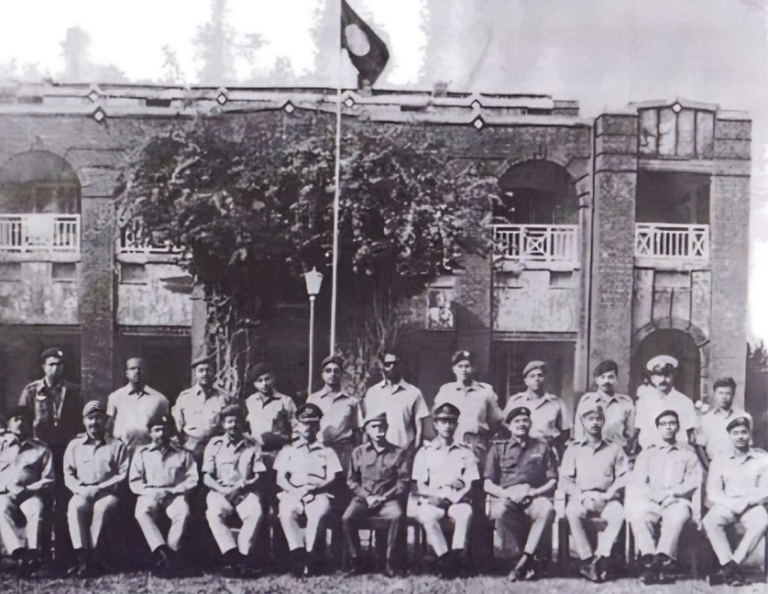 কলকাতায় সেক্টর কমান্ডারদের সভায় কর্নেল ওসমানীর সাথে সেক্টর কমান্ডারগণ